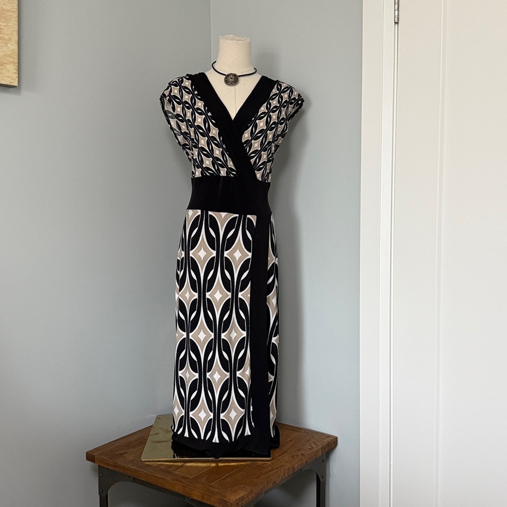 Le Château Geometric Maxi Dress – Size M,made in Canada for vacation or everyday - Picture 5 of 8